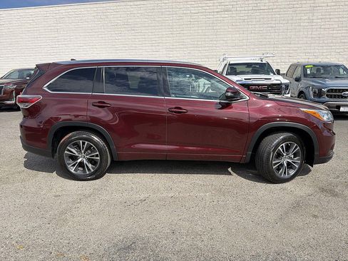 Used 2016 Toyota Highlander XLE w/ Preferred Accessory Package FWD image 4
