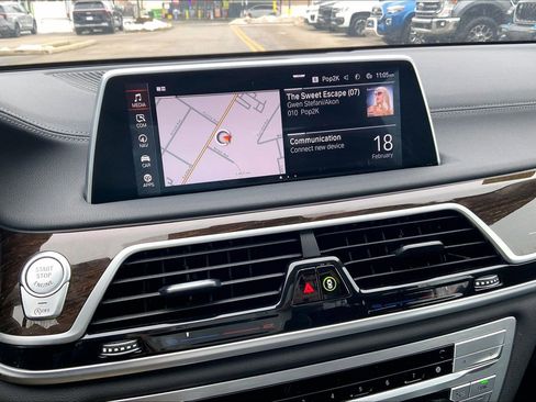 Used 2021 BMW 750i xDrive w/ Luxury Rear Seating Package image 7