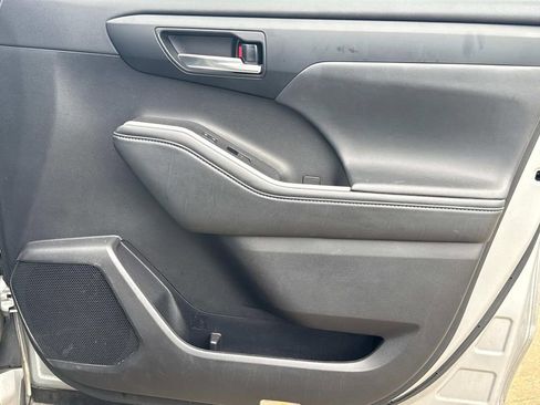 Used 2022 Toyota Highlander XLE FWD image 20