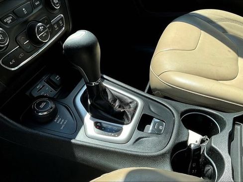 Used 2016 Jeep Cherokee Limited AWD/4WD image 18