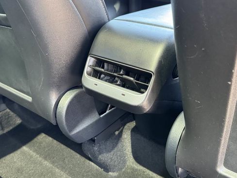 Used 2022 Tesla Model Y Long Range AWD/4WD image 21