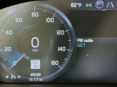 Used 2020 Volvo XC40 T5 R-Design image 15