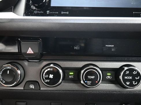 Used 2017 Toyota Tacoma TRD Off-Road image 21