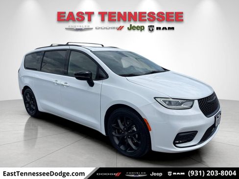 Used 2025 Chrysler Pacifica Limited FWD image 1