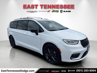 Used 2025 Chrysler Pacifica Limited FWD video 1