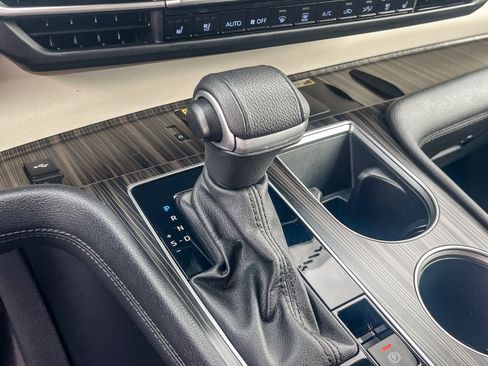 Used 2024 Toyota Sienna Platinum image 18