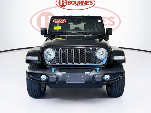 Used 2024 Jeep Wrangler Unlimited w/ Convenience Group AWD/4WD image 4