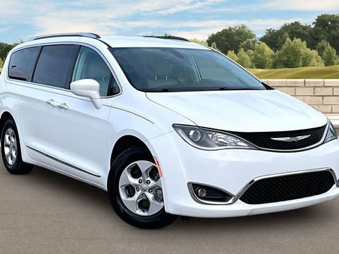 Used 2017 Chrysler Pacifica Touring-L Plus FWD image 2