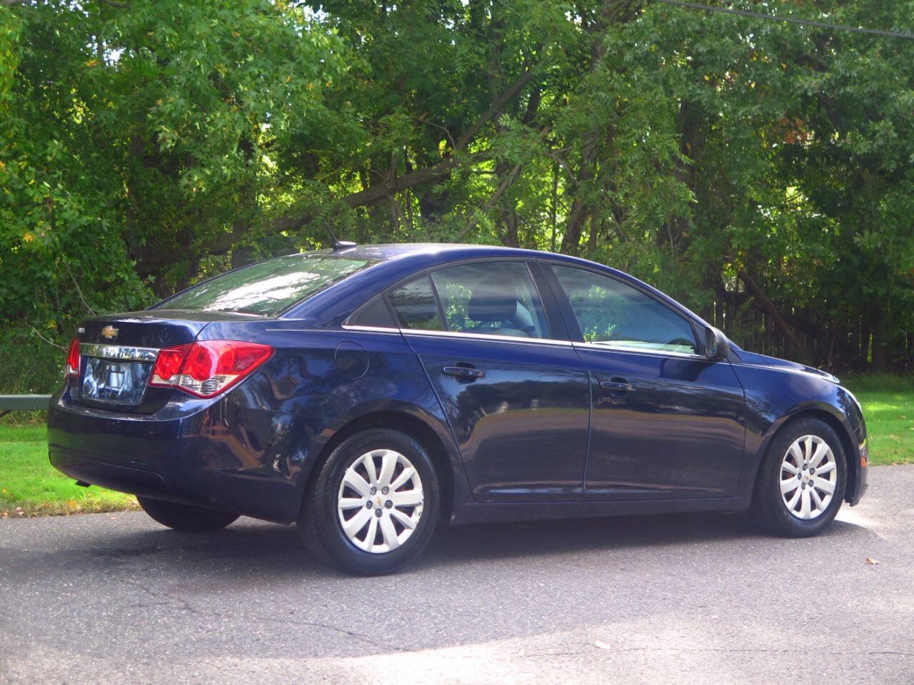 Used 2011 Chevrolet Cruze LS w/ Connectivity Package FWD image 4