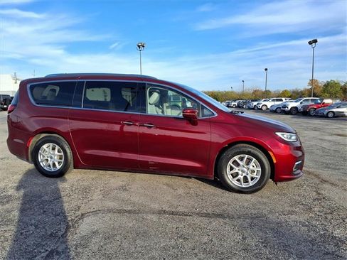 Used 2021 Chrysler Pacifica Touring-L image 6