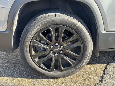 Used 2023 GMC Acadia SLE w/ Elevation Edition image 5