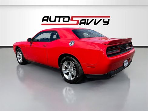 Used 2022 Dodge Challenger SXT image 5