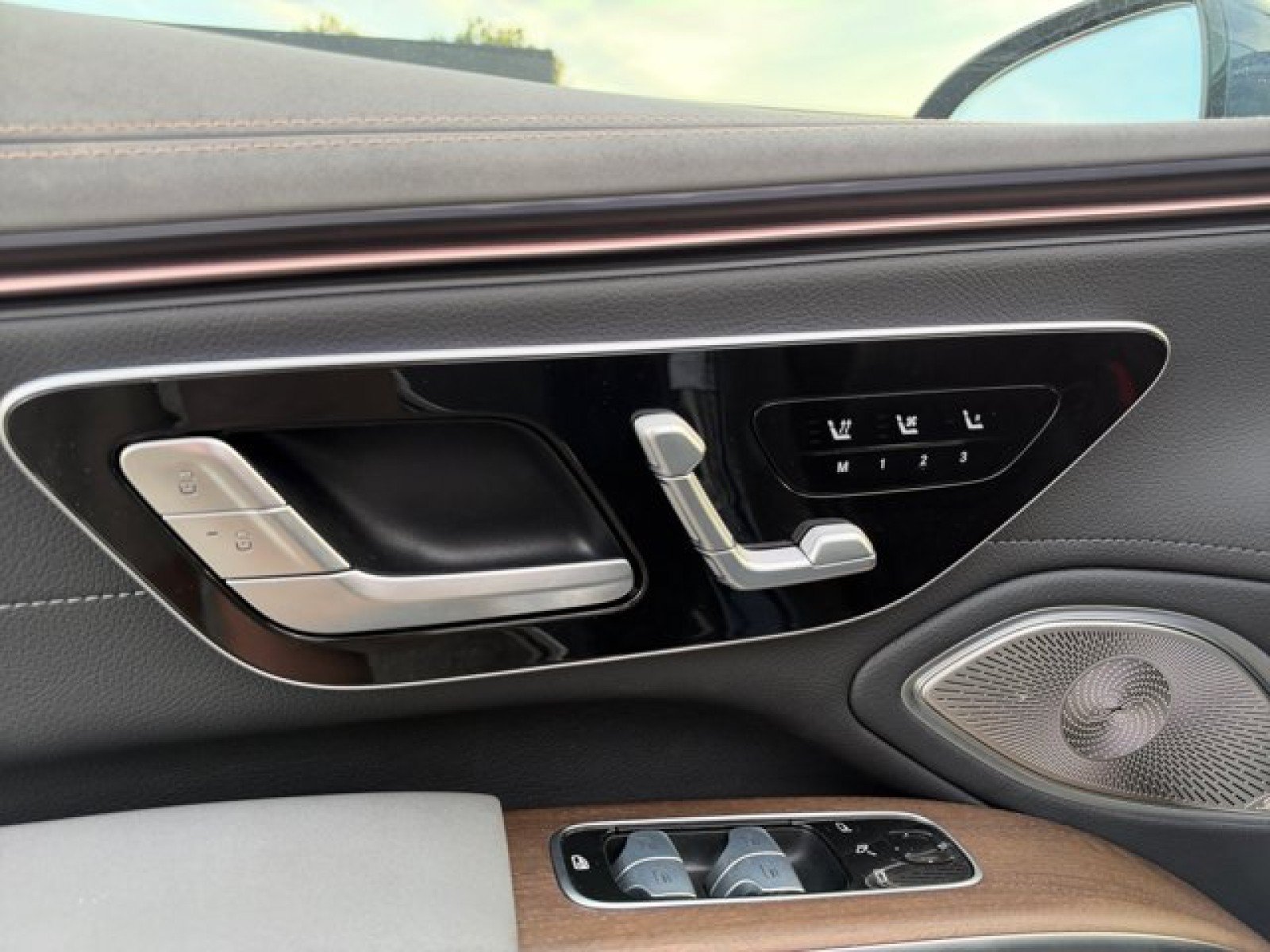 Used 2022 Mercedes-Benz EQS 580 4MATIC Sedan w/ Pinnacle Trim Package image 11