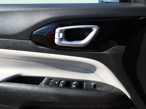 Used 2023 Jeep Compass Limited image 17