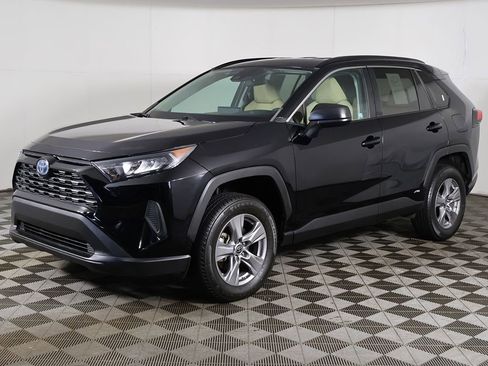 Used 2022 Toyota RAV4 LE AWD/4WD image 5