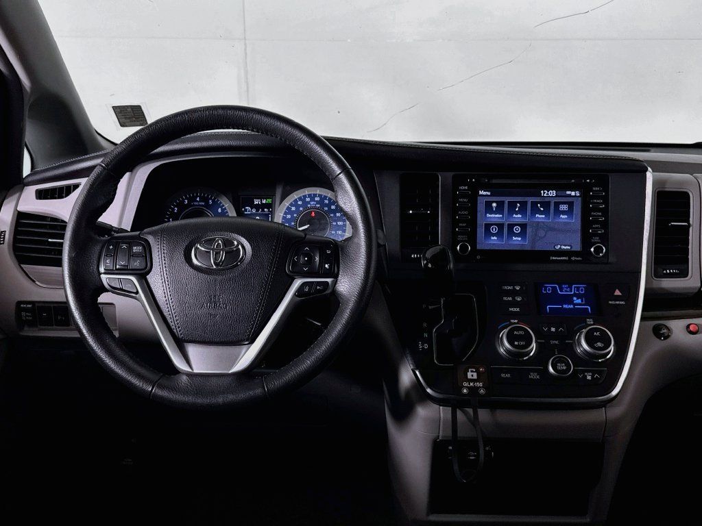 Used 2018 Toyota Sienna Limited FWD image 13