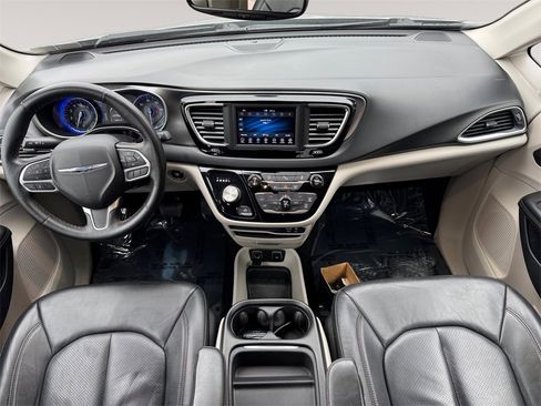 Used 2020 Chrysler Pacifica Touring-L image 10