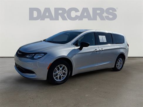 Used 2024 Chrysler Voyager LX image 3