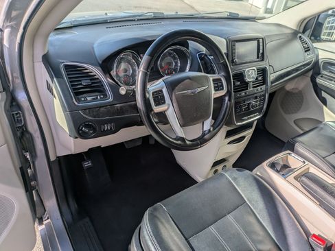 Used 2015 Chrysler Town & Country Touring w/ Driver Convenience Group FWD image 16