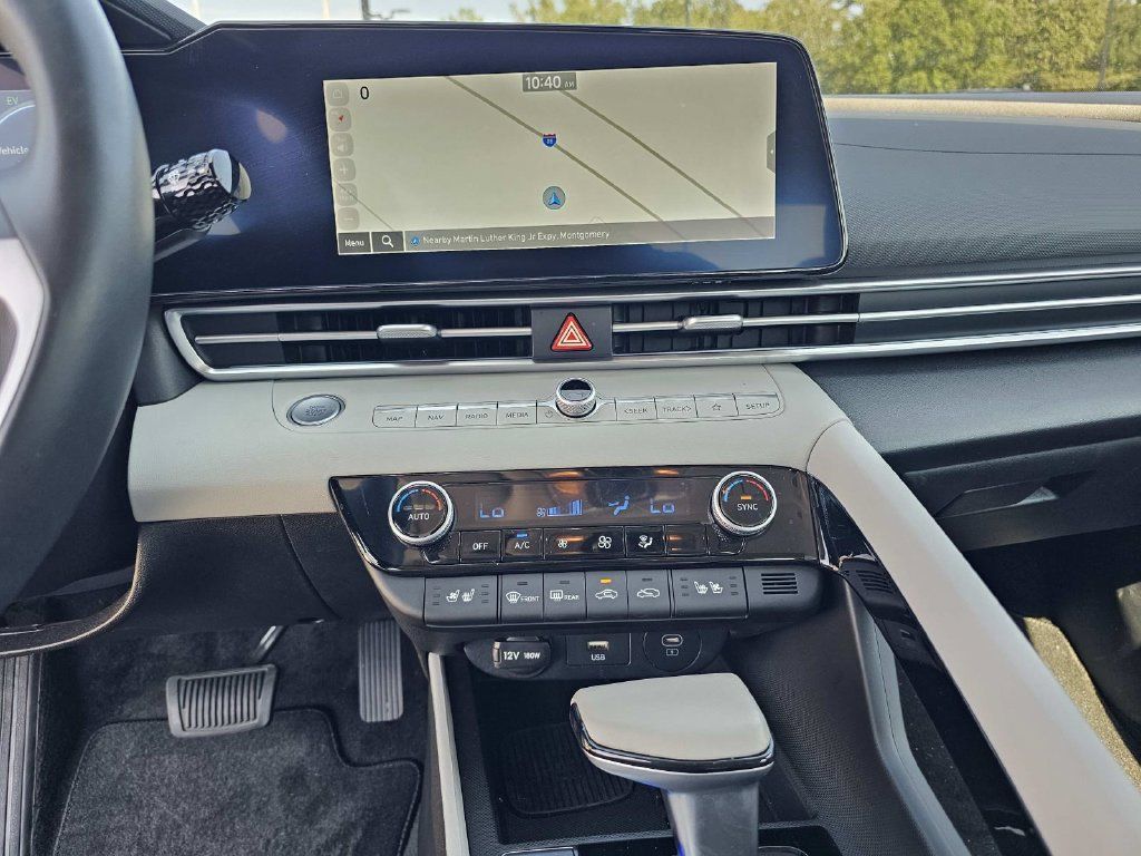 Used 2025 Hyundai Elantra Limited FWD image 25