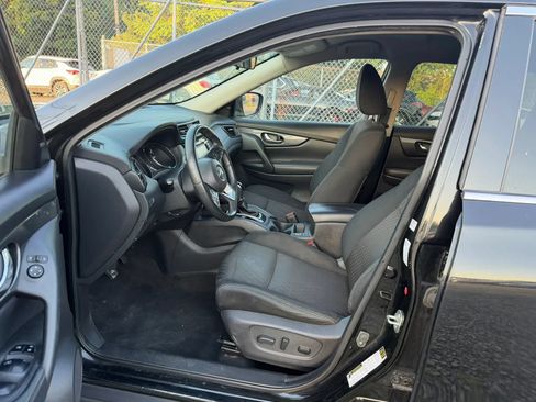 Used 2020 Nissan Rogue SV FWD image 25