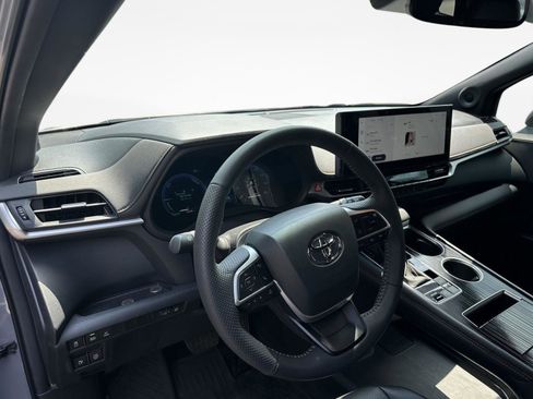 Used 2025 Toyota Sienna XLE Woodland Edition AWD/4WD image 11