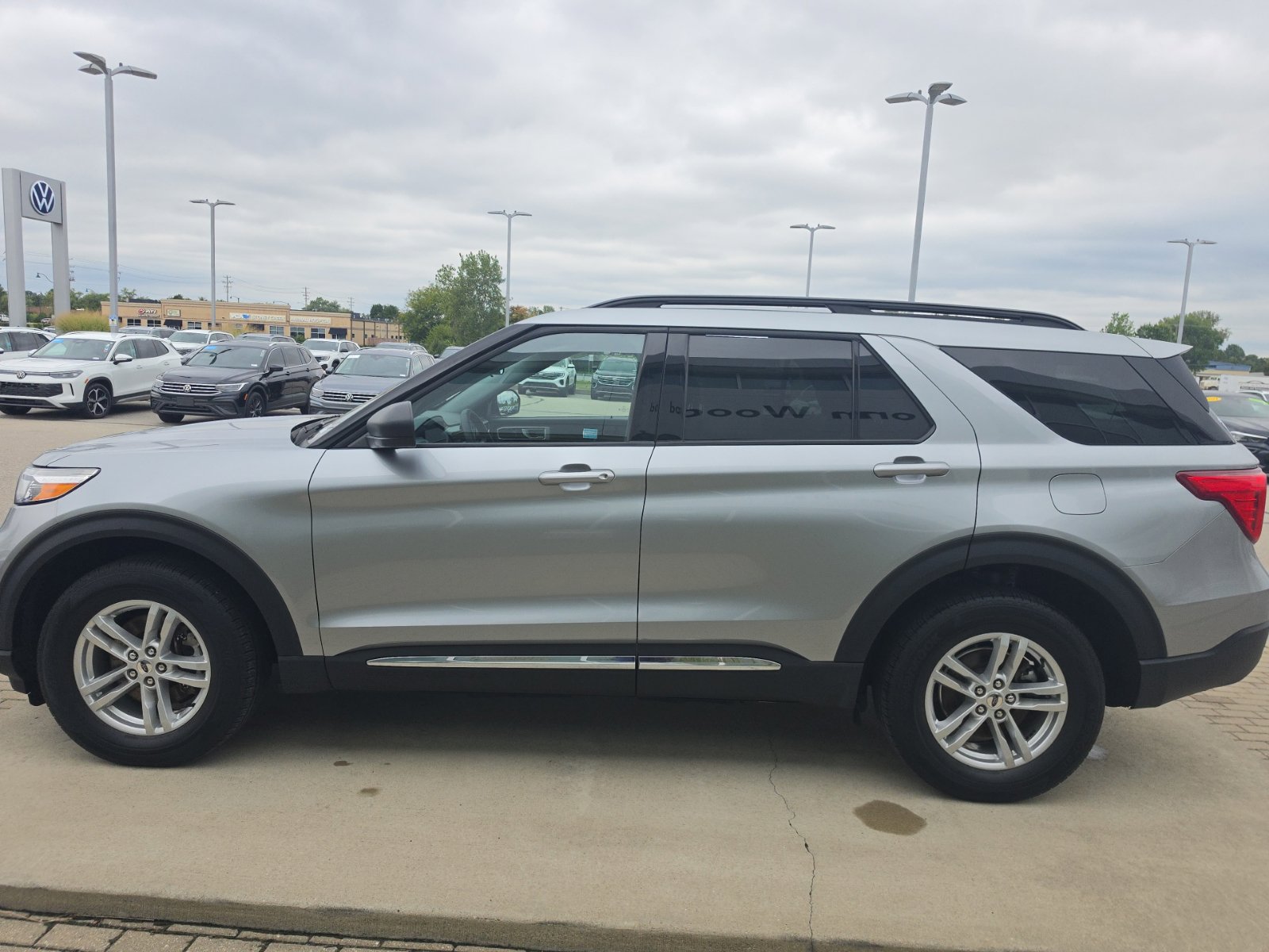 Used 2023 Ford Explorer XLT w/ Equipment Group 202A AWD/4WD image 5