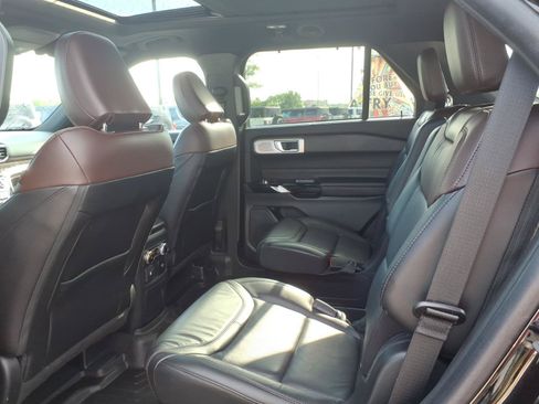 Certified 2023 Ford Explorer Platinum w/ Technology Package AWD/4WD image 13
