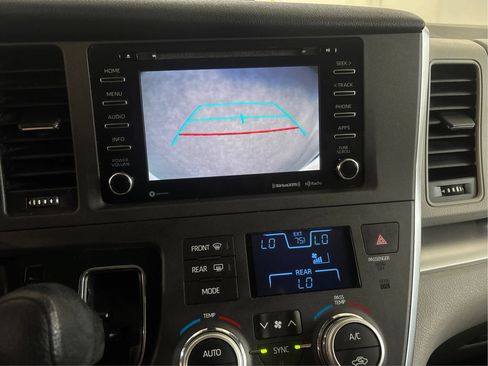Used 2018 Toyota Sienna LE FWD image 34