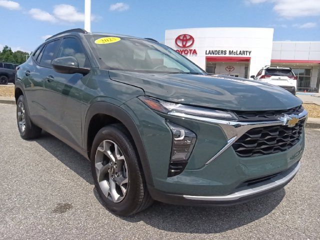 Used 2025 Chevrolet Trax LT FWD image 1
