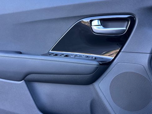 Used 2022 Kia Niro EX image 11