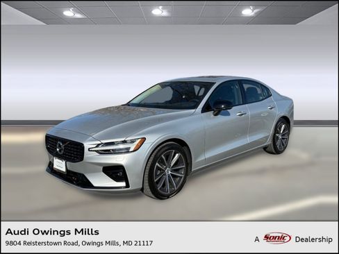 Used 2022 Volvo S60 B5 Momentum image 1