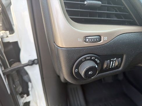 Used 2016 Jeep Cherokee Latitude image 18