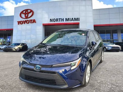 Used 2025 Toyota Corolla LE w/ LE Premium Package FWD image 2
