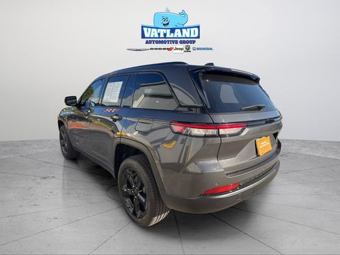 Certified 2025 Jeep Grand Cherokee Limited w/ Black Appearance Package image 8