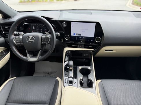 Used 2024 Lexus NX 250 FWD w/ Towing Package (2000 Lbs) image 4