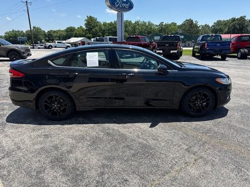 Used 2019 Ford Fusion SE w/ Equipment Group 151A FWD image 4