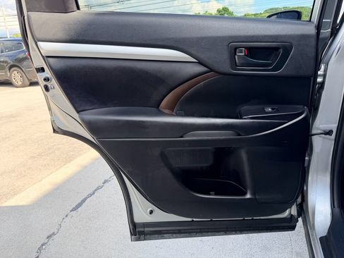 Used 2019 Toyota Highlander Plus FWD image 27
