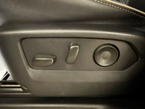 Used 2023 GMC Yukon XL SLT w/ SLT Premium Package AWD/4WD image 15