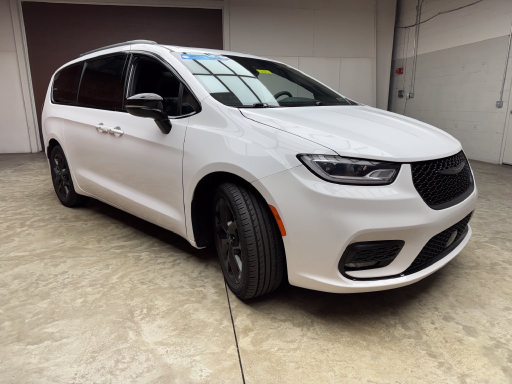 Used 2025 Chrysler Pacifica Limited FWD image 8
