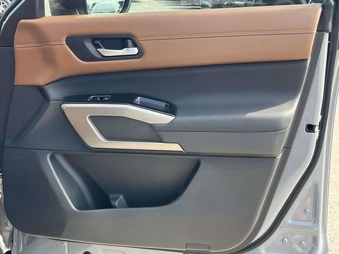 Used 2025 Nissan Pathfinder Platinum FWD image 28