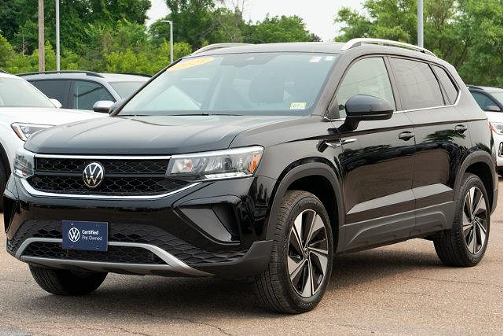 Certified 2024 Volkswagen Taos SE w/ Panoramic Sunroof Package AWD/4WD image 2