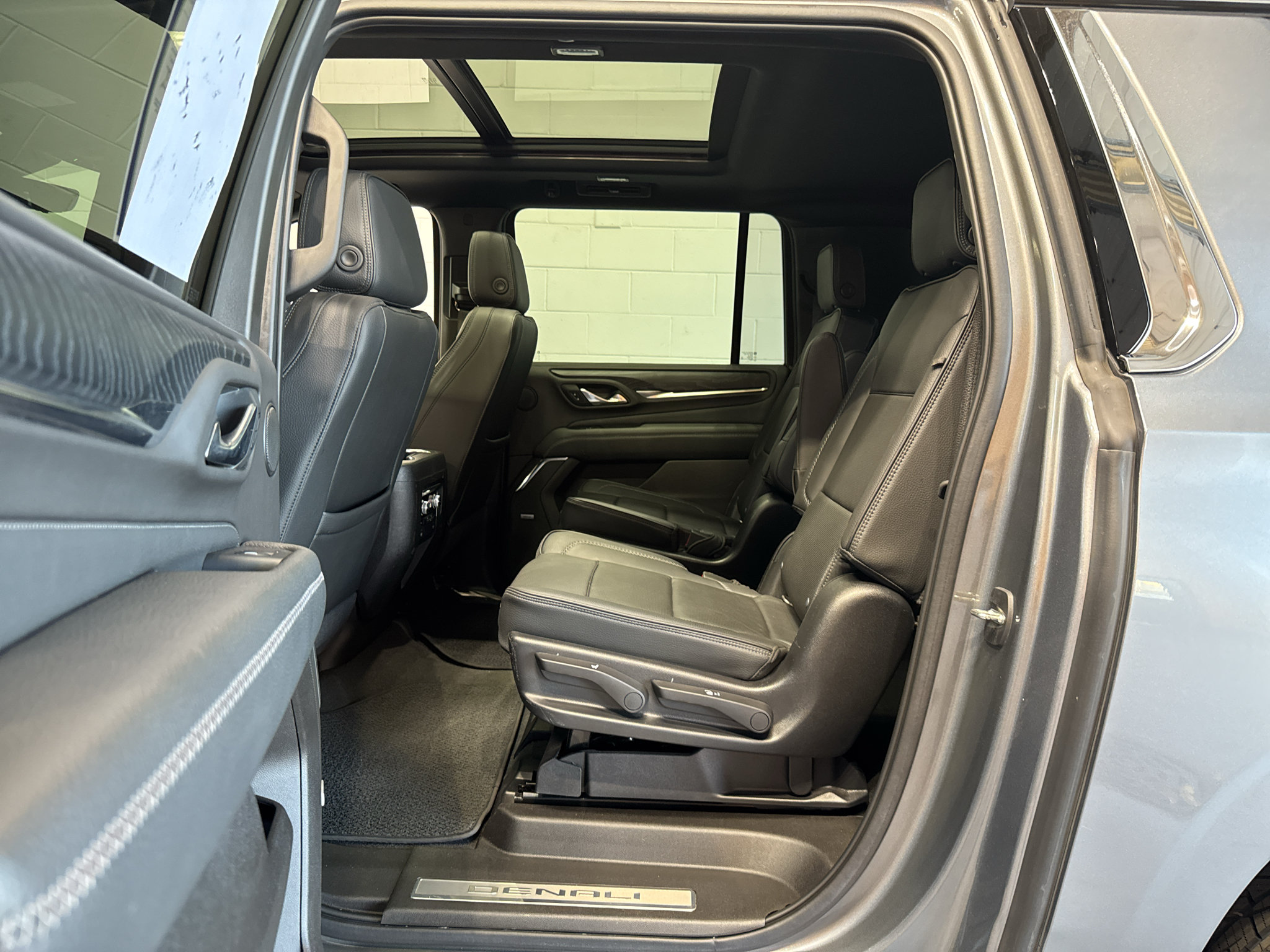 Used 2021 GMC Yukon XL Denali w/ Denali Premium Package AWD/4WD image 13
