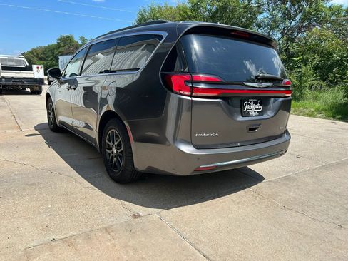 Used 2022 Chrysler Pacifica Touring-L FWD image 5