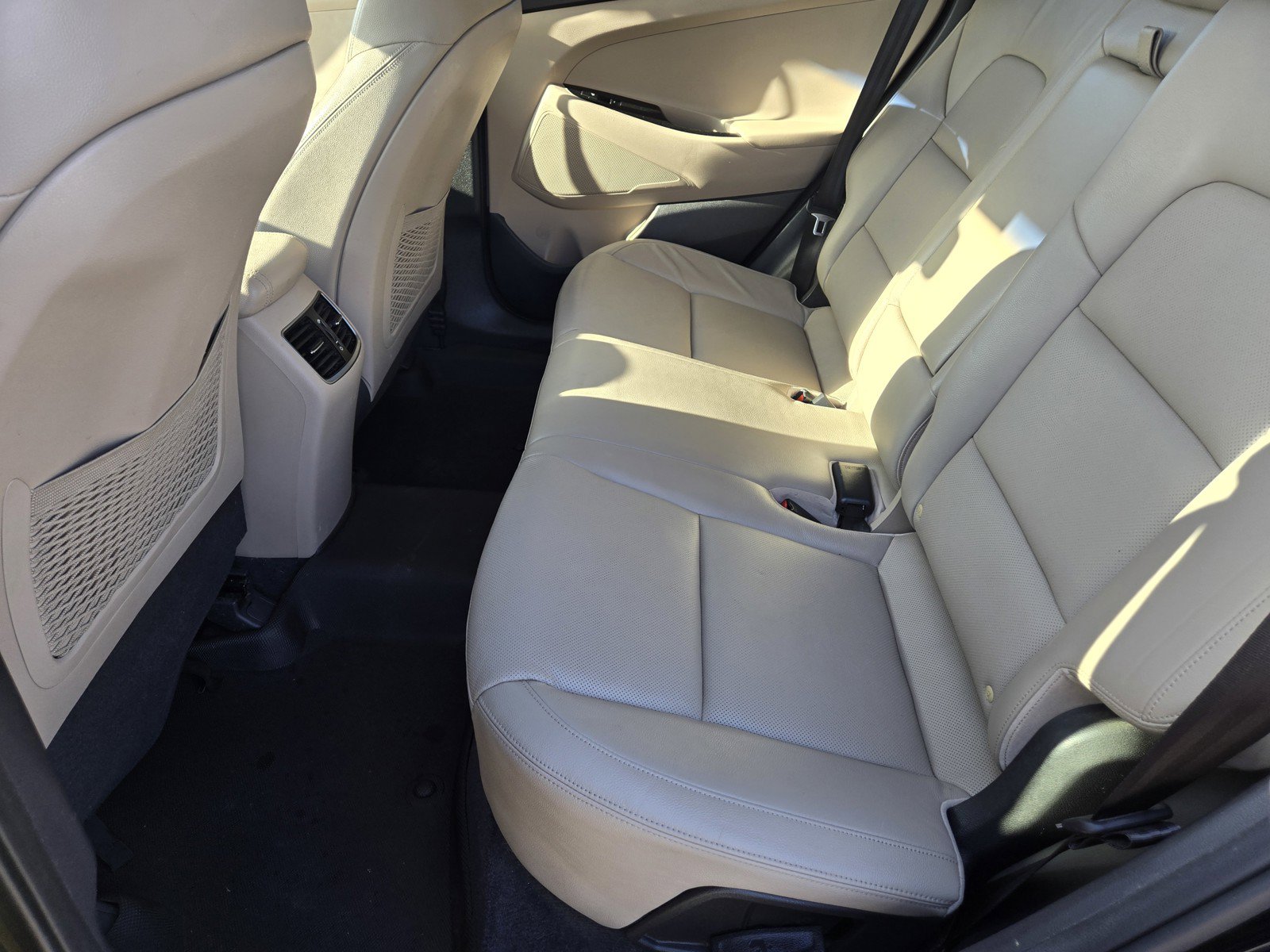 Used 2016 Hyundai Tucson Limited w/ Option Group 03 FWD image 9