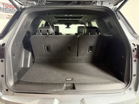 Used 2023 Chevrolet Traverse High Country image 9