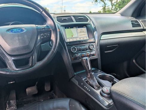 Used 2017 Ford Explorer XLT w/ Equipment Group 202A AWD/4WD image 31