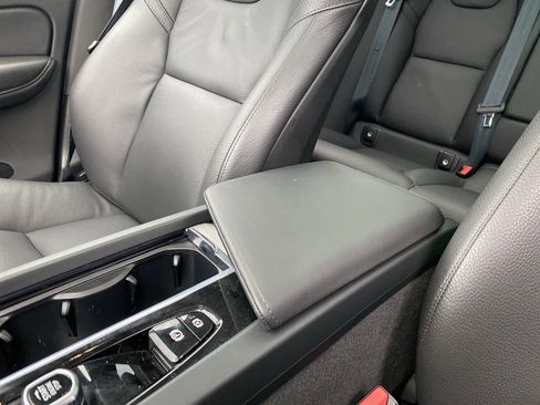 Used 2025 Volvo XC60 B5 Plus image 32