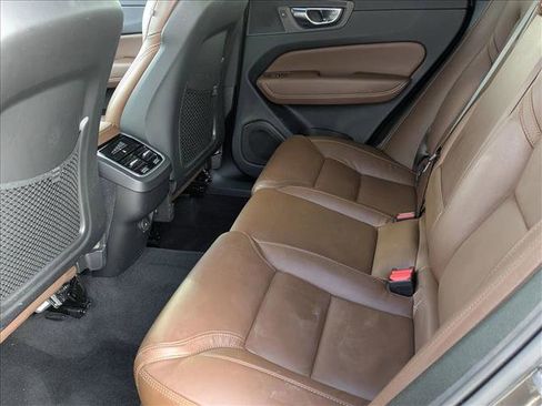 Used 2022 Volvo XC60 B5 Inscription image 20