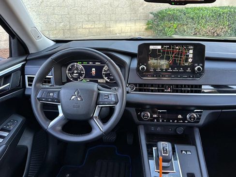 Used 2023 Mitsubishi Outlander SE image 3